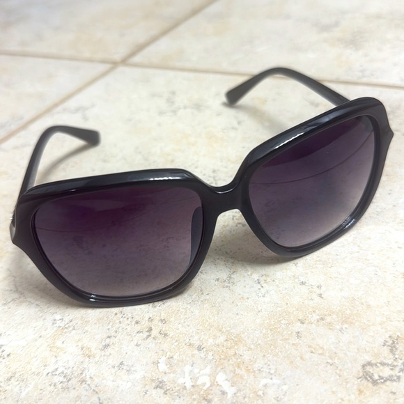 Ladies Stylish Black Sunglasses - Picture 7 of 7